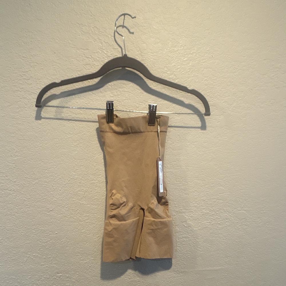SKIMS Everyday Sculpt High Waist Mid Thigh Shapewear Short S Beige